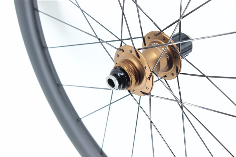 Tubeless and hookless wheelset